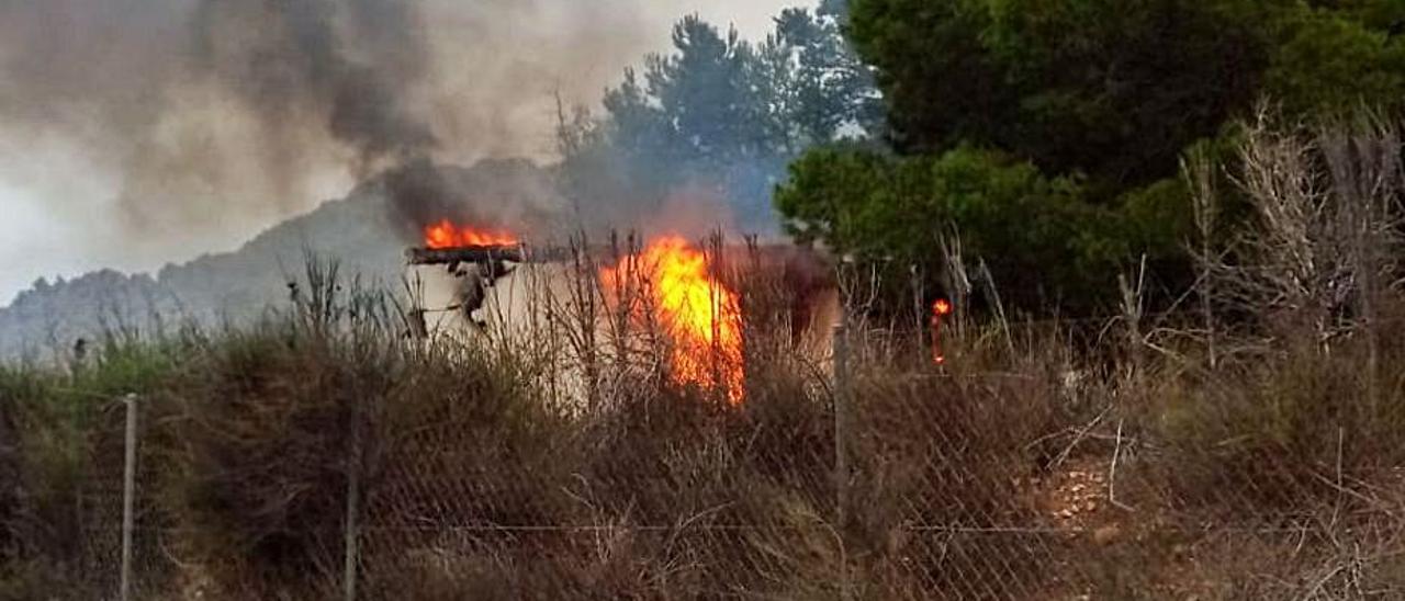 El incendio de una casa en el término rural de Aspe.