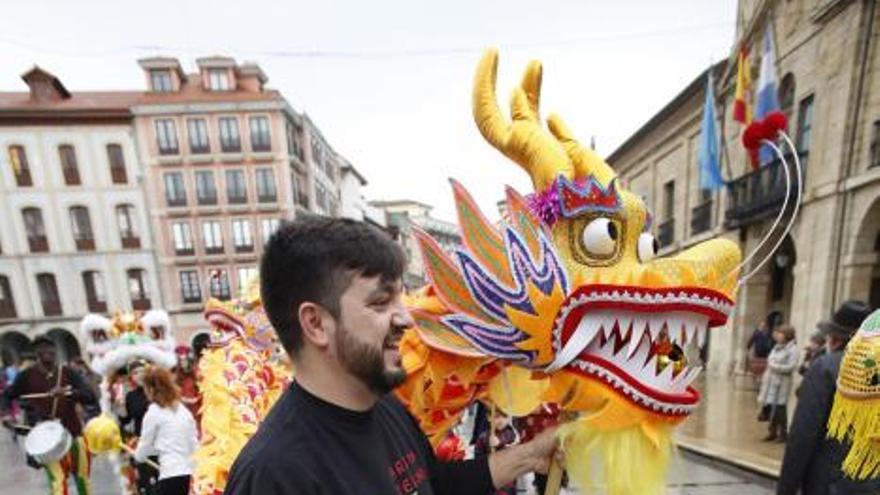 El gallo de fuego se pasea por el centro de Avilés