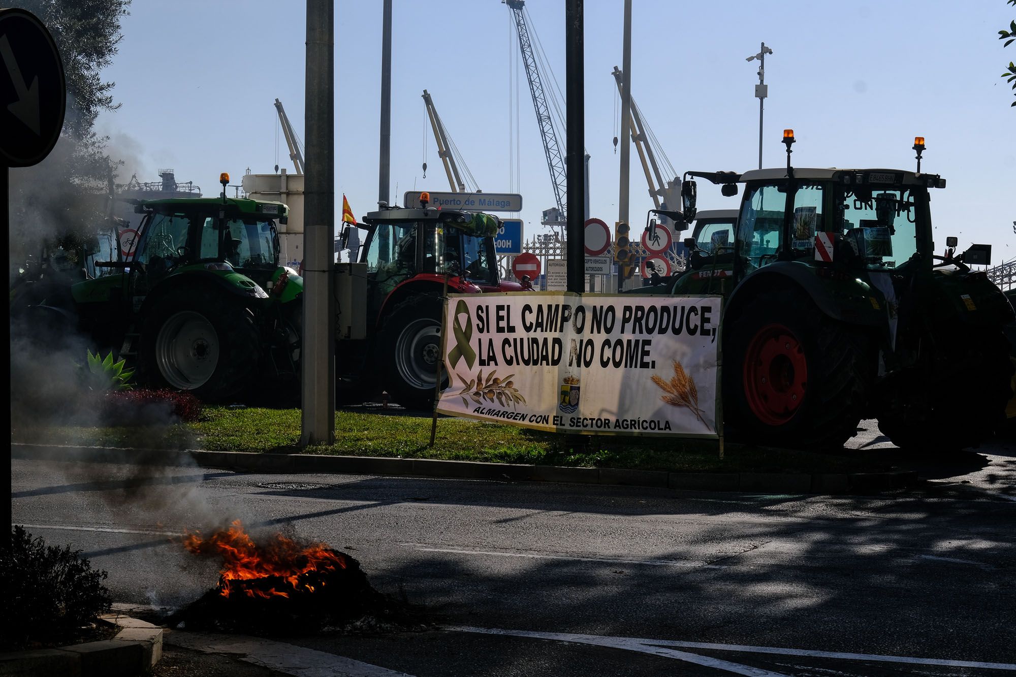 Los agricultores malagueños cortan las carreteras en protesta por la crisis del sector