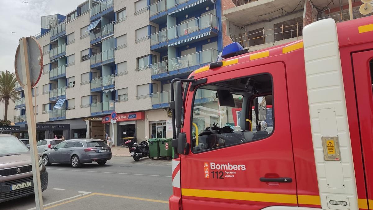 Intervención de los bomberos en la avenida Doctor Mariano Ruiz Cánovas de Torrevieja