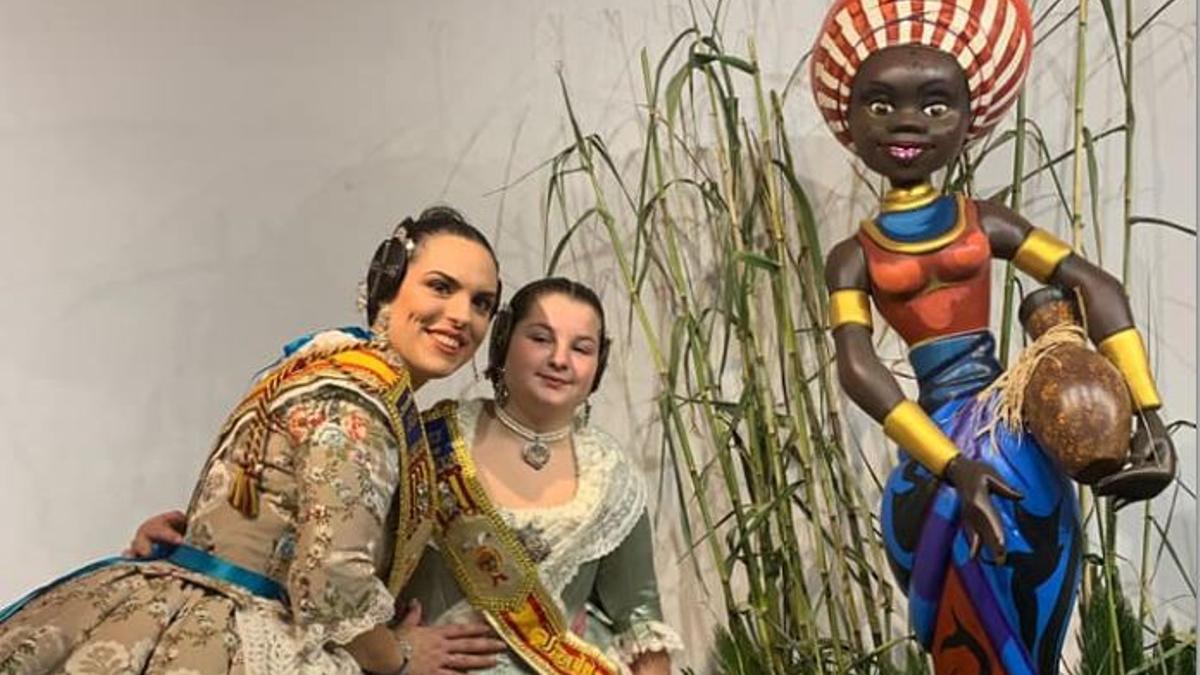 Las dos falleras mayores de Sant Antoni con el Ninot de la Exposició