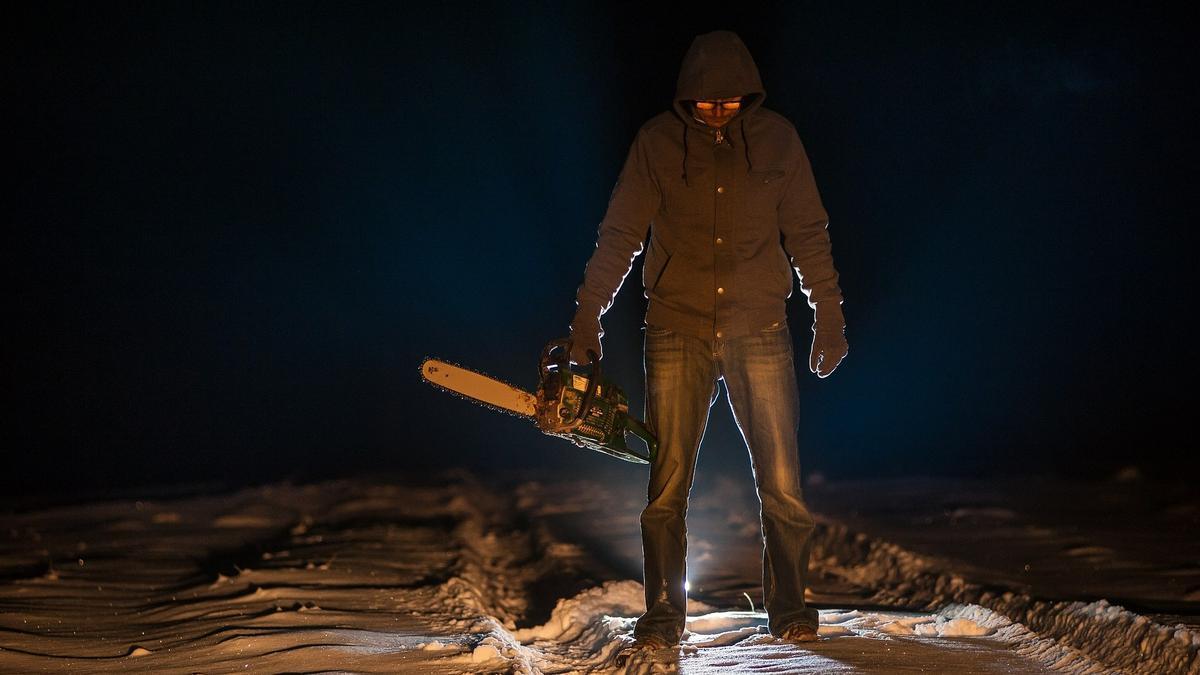 Un hombre sujeta una motosierra