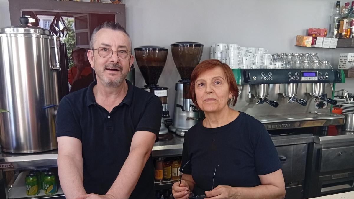 Daniel Liste y Ramona Martínez, este martes, en la Churrería San Pedro Burguer, en Santiago de Compostela.