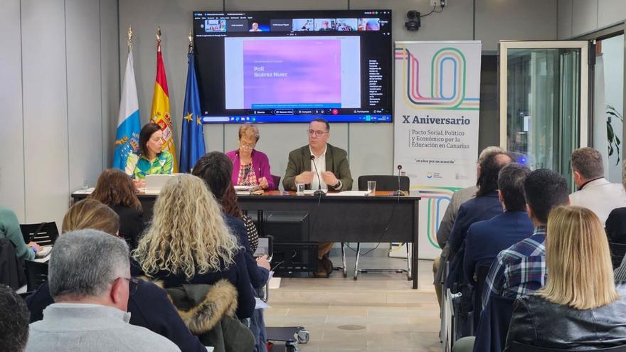 Poli Suárez junto a la presidenta del Consejo Escolar de Canarias, Natalia Álvarez.