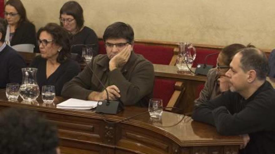 El exvicealcalde Pavón, con la cara apoyada en la mano, en el primer pleno en la oposición.