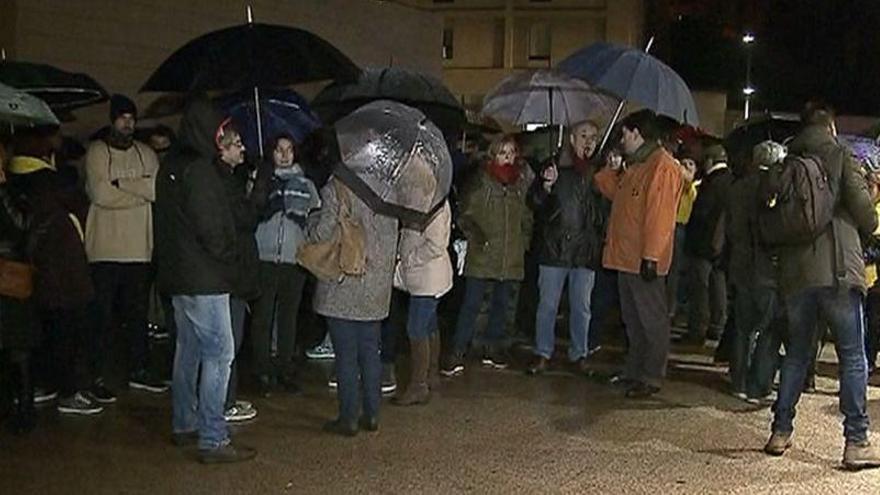 Decenas de concentrados ante el Museo de Lérida en rechazo al retorno de las obras a Sijena