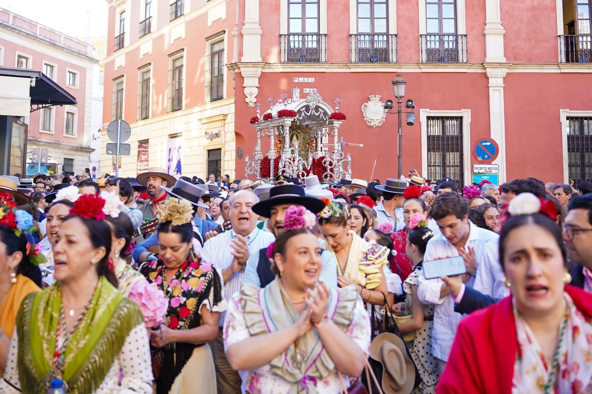 La salida de las hermandades del Rocío de Sevilla, en imágenes