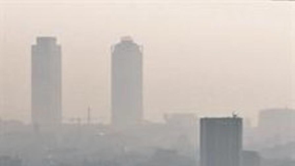 Capa de contaminación sobre Barcelona, en diciembre del 2013.