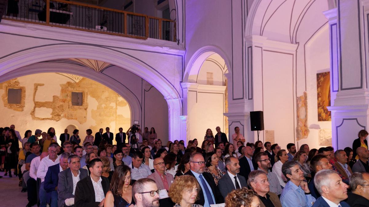 Público asistente en la antigua iglesia del monasterio de Sant Jeroni.