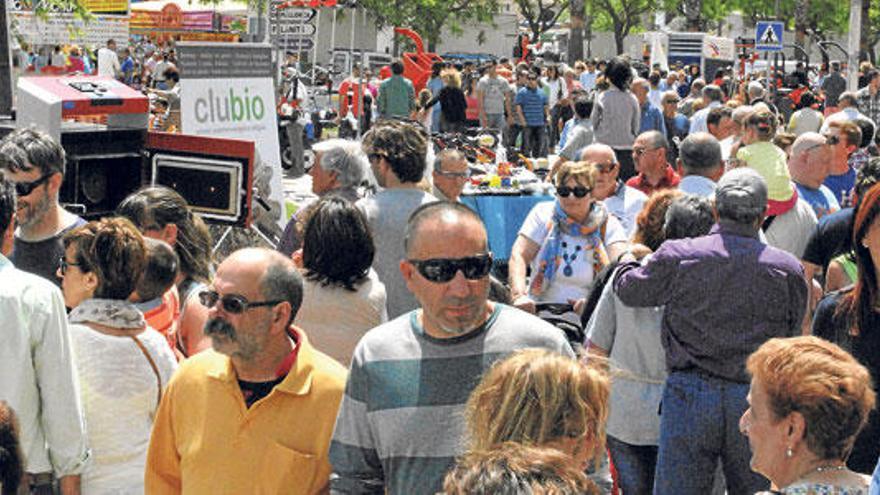 Una multitud se afana por avanzar cerca de la plaza Madrid, uno de los centros de la parte industrial de la Fira.