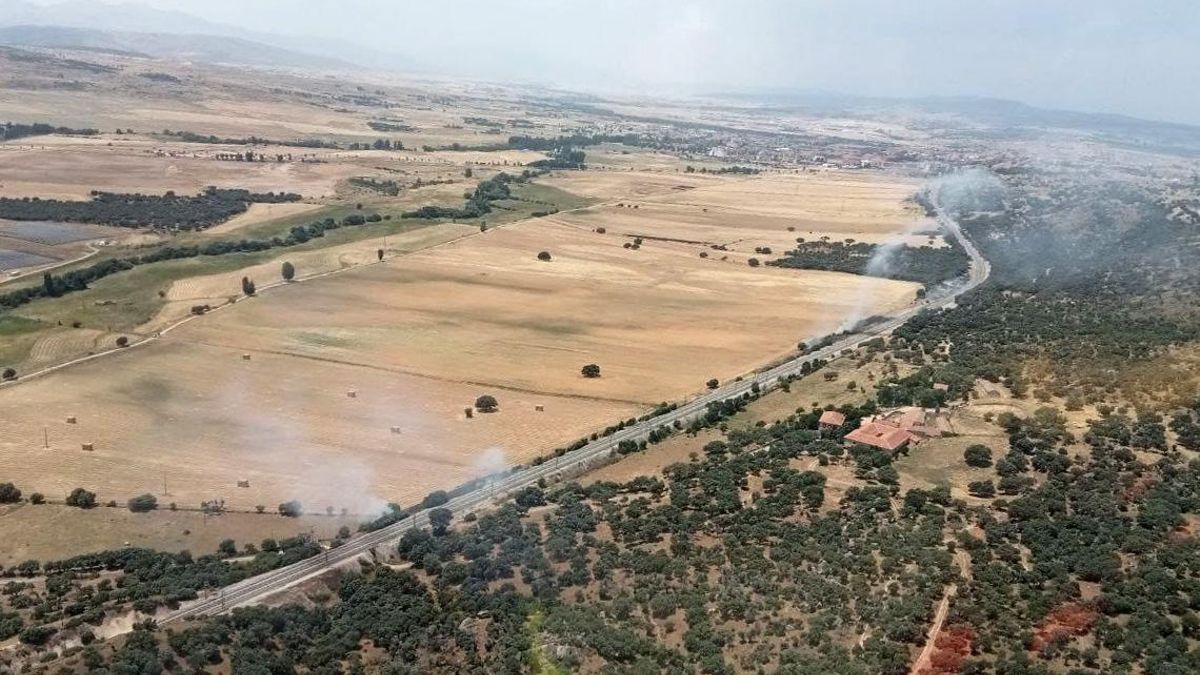 Fuego cerca de las vías del tren.