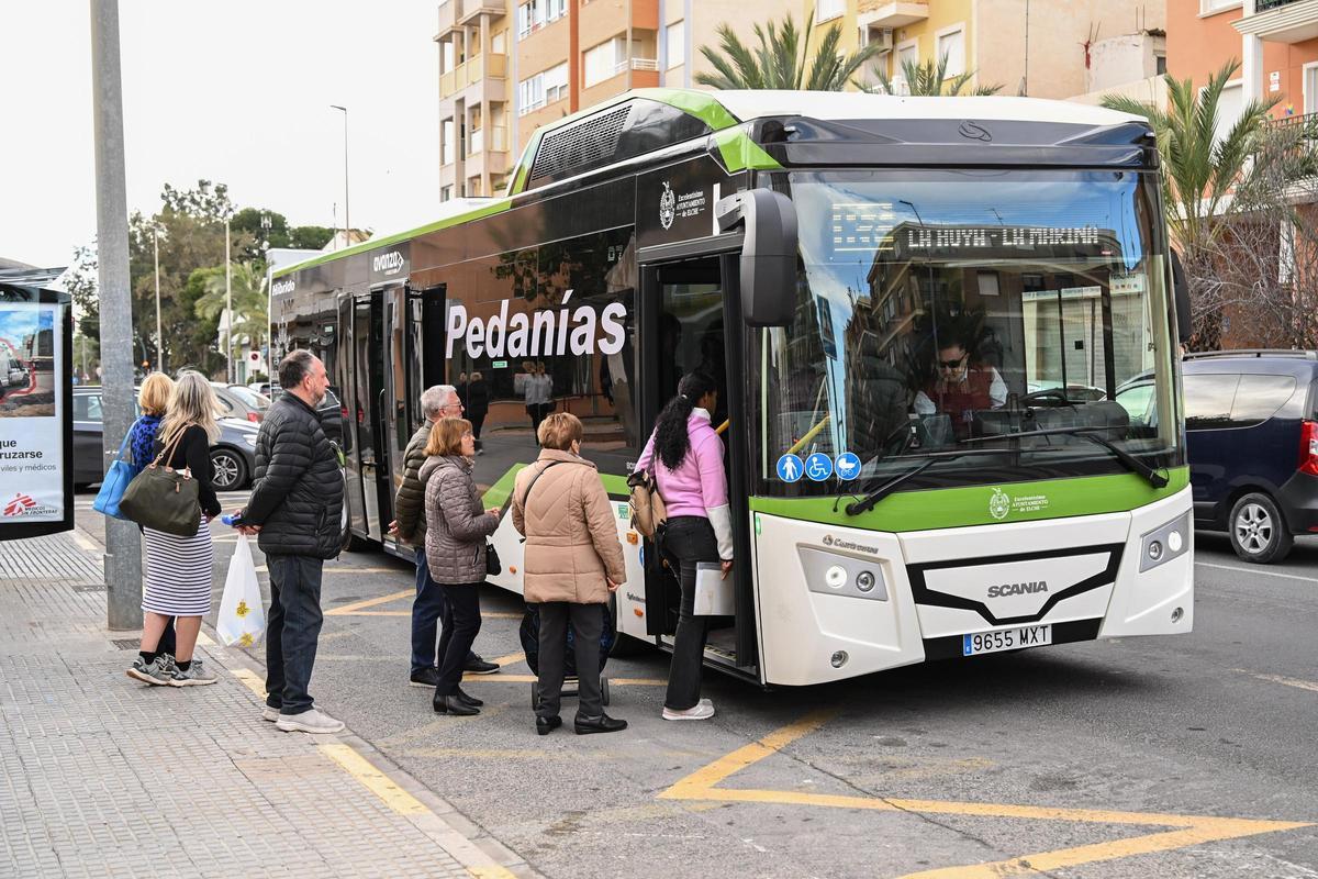 Pasajeros suben al autobús en Torrellano