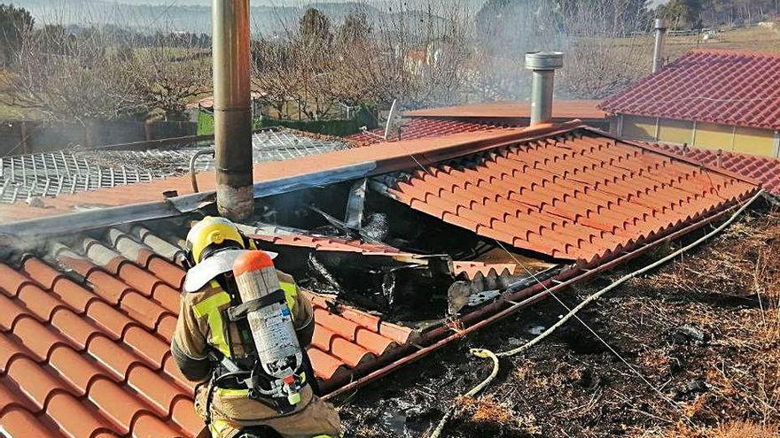 Crema una coberta d&#039;una hípica de Calders