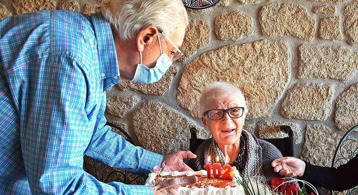 El alcalde de Valga visitó ayer a María Josefa Senín con motivo de su 102 aniversario.