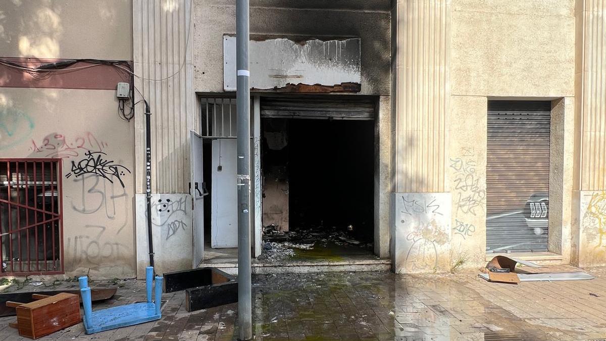 Imagen del local incendiado, una vez los bomberos han apagado las llamas