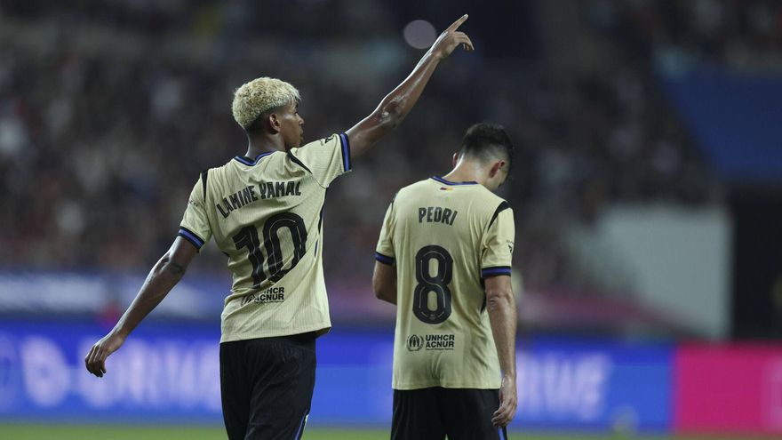 Lamine Yamal celebra uno de los dos goles que ha anotado.