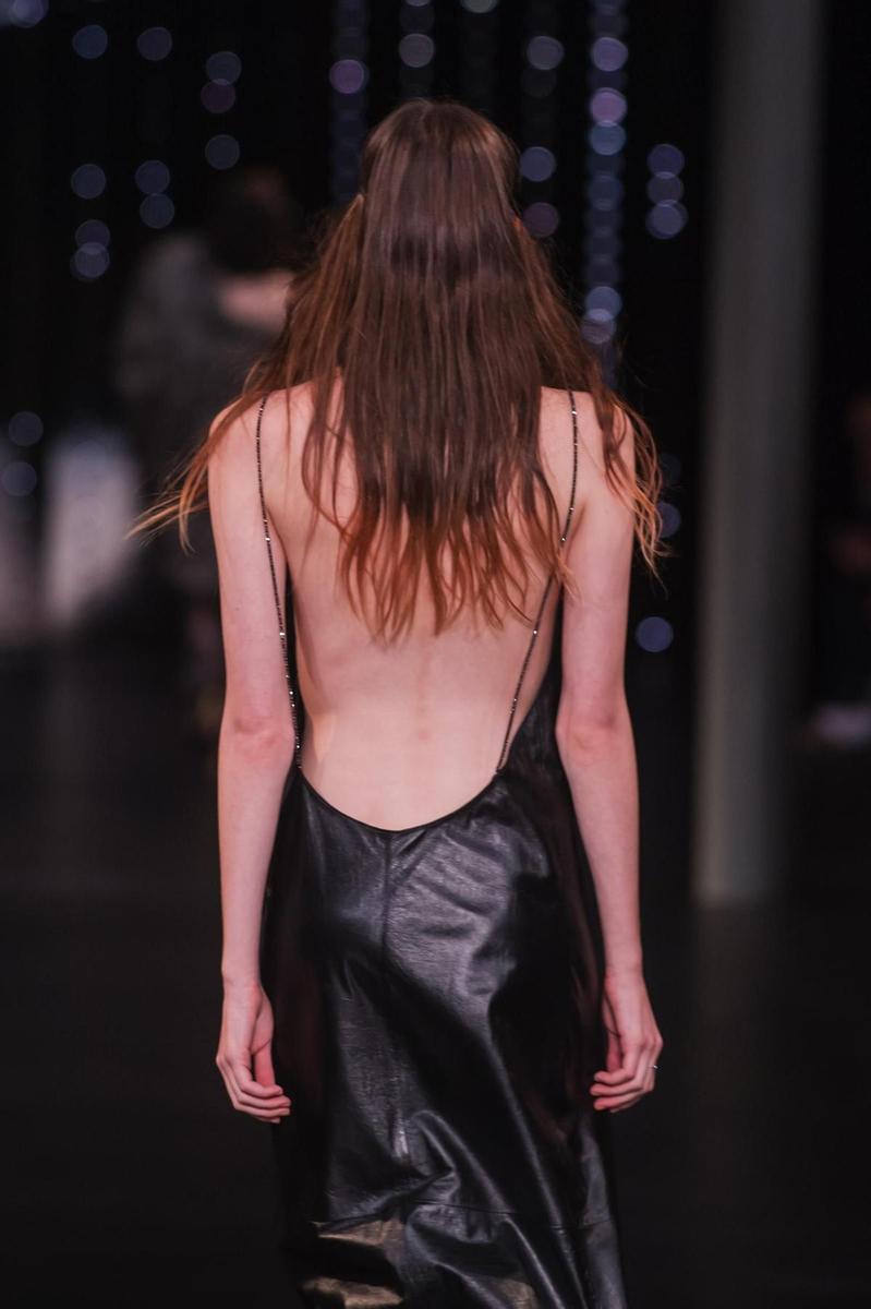 PFW: Saint Laurent Primavera/Verano 2016, escote espalda