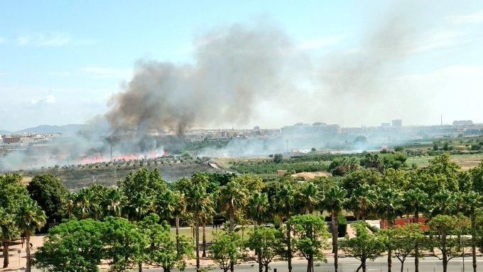 Un incendio en Aldaia es visible a varios kilómetros