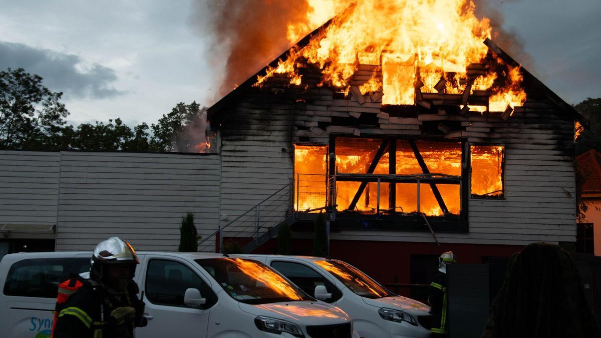 El albergue, en un momento del incendio.