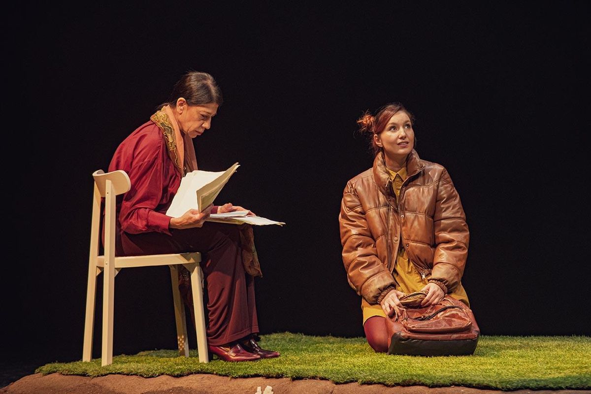 Mónica Bardem y Carmen Ibeas en la obra "Aquellas migas de pan"