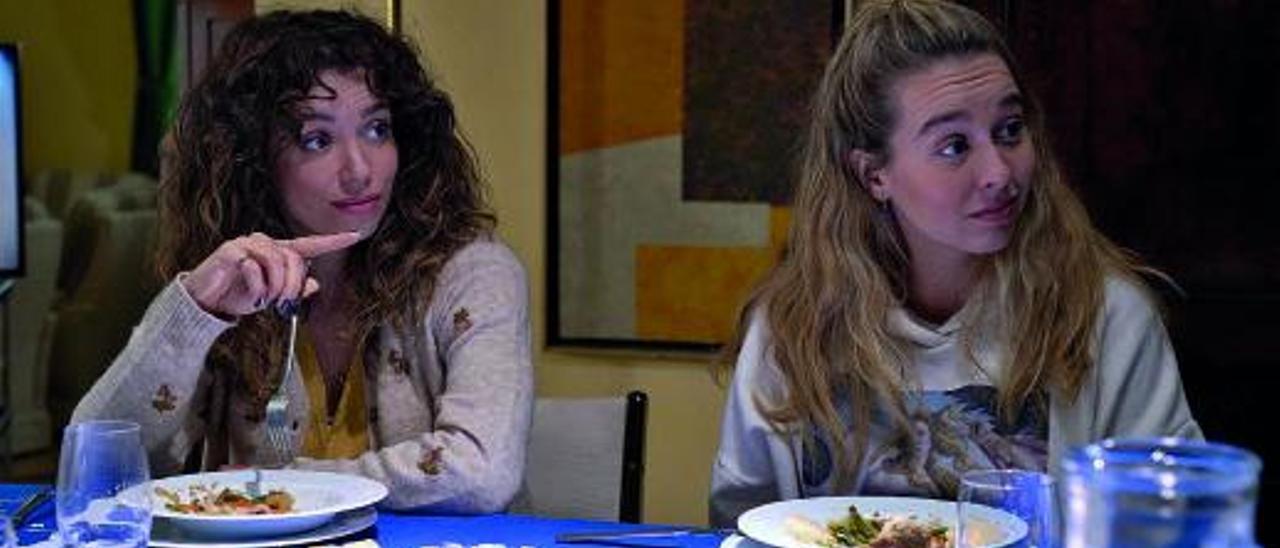 Carol Rovira (Amelia) y  Paula Usero (Luisita), en ‘#Luimelia’.  | (L) MANUEL FIESTAS