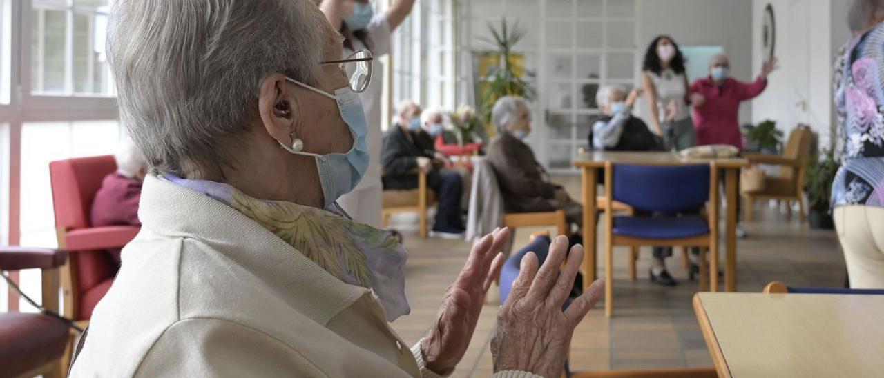 Una mujer de avanzada edad en una residencia de mayores en Carballo (A Coruña).   / M. DYLAN/E. PRESS
