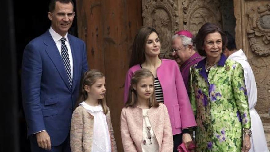 Los Reyes y sus hijas asisten en Palma a la misa de Domingo de Resurrección