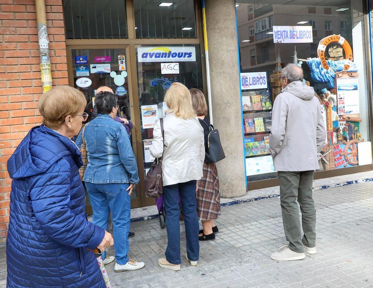 Un grupo de jubilados ante una agencia de viaje por el Imserso