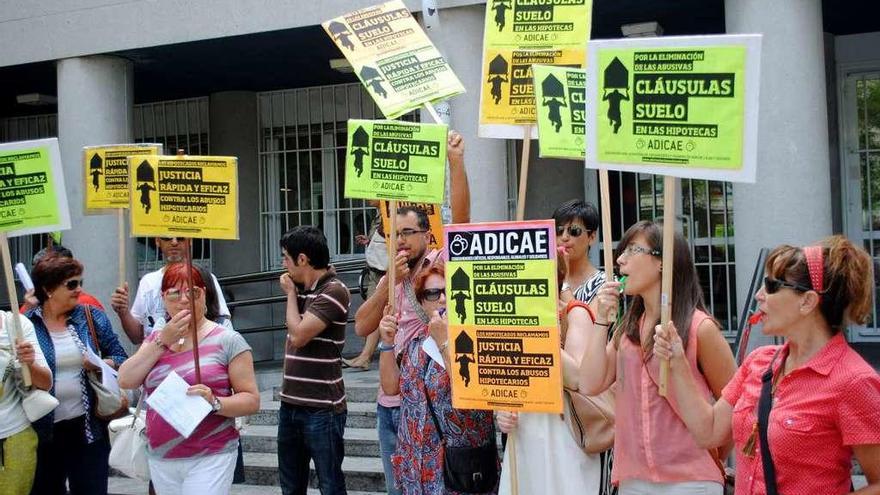 Afectados por la cláusula suelo se manifiestan delante de la Audiencia Provincial en 2014.