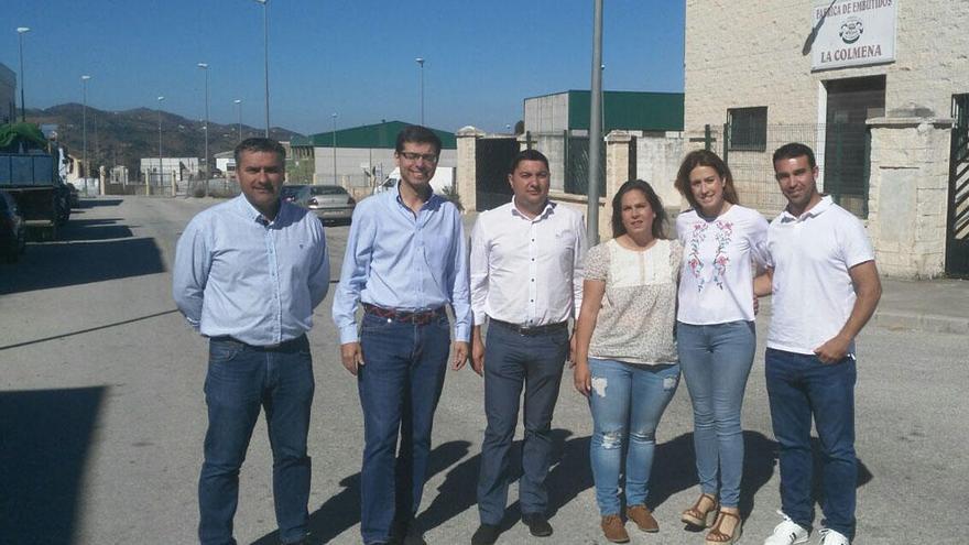 Fernández, junto a miembros del PSOE de Colmenar.