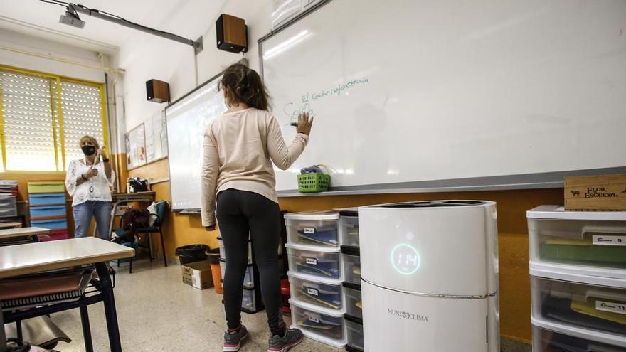 Alumnos y profesores que convivan con casos positivos ya no tienen que aislarse