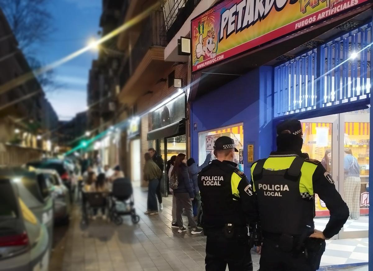 Una patrulla de la Policía Local de Mislata revisa la venta de pirotecnia.