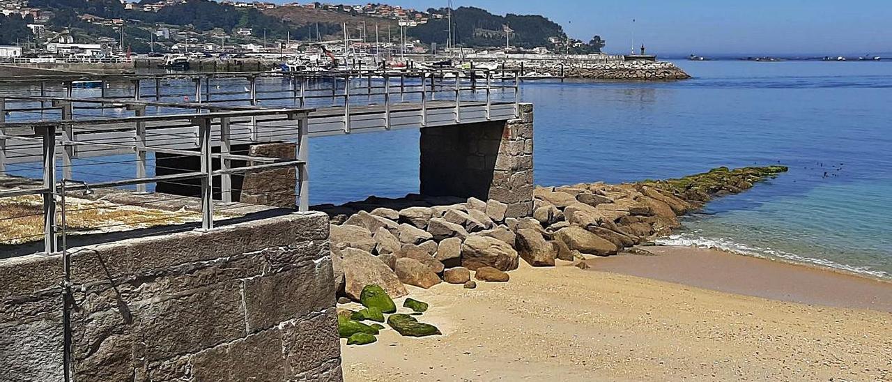 El muelle de Attilio y al fondo el dique de abrigo del puerto de Bueu.