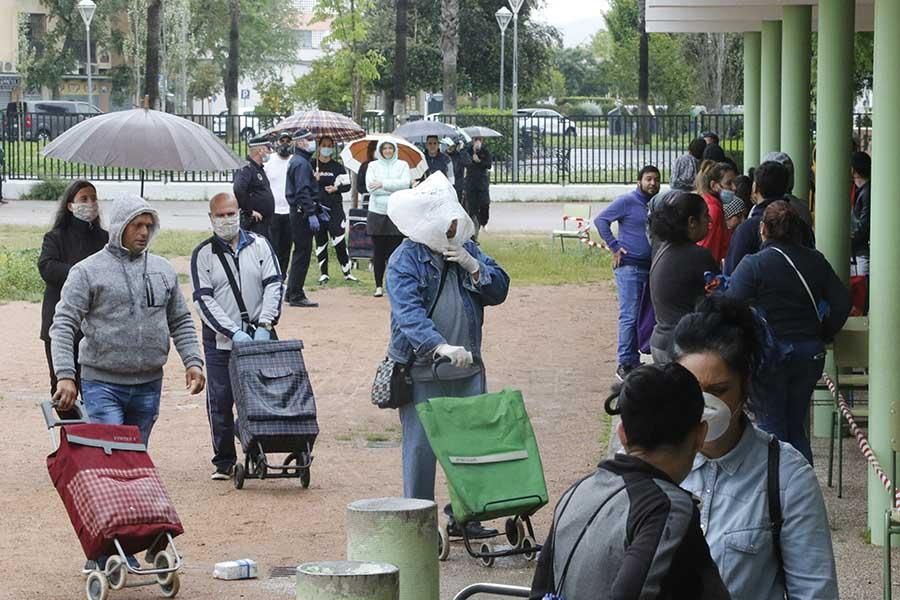 Reparto masivo de alimentos en el colegio Fernán Pérez de Oliva