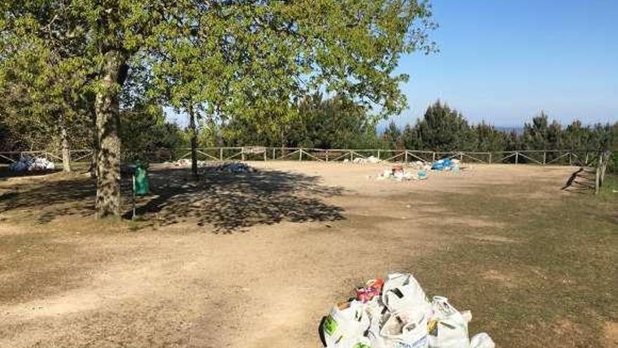 Las brigadas municipales de limpieza retiraron ayer los restos del &quot;macrobotellón&quot; que todavía permanecían en el parque // FDV