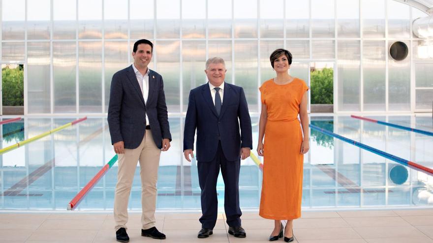 Un momento de la inauguración de la piscina climatizada. 
A la izquierda, obras de rehabilitación de la Casa Ayuntamiento.  | AYUNTAMIENTO DE SANTOMERA