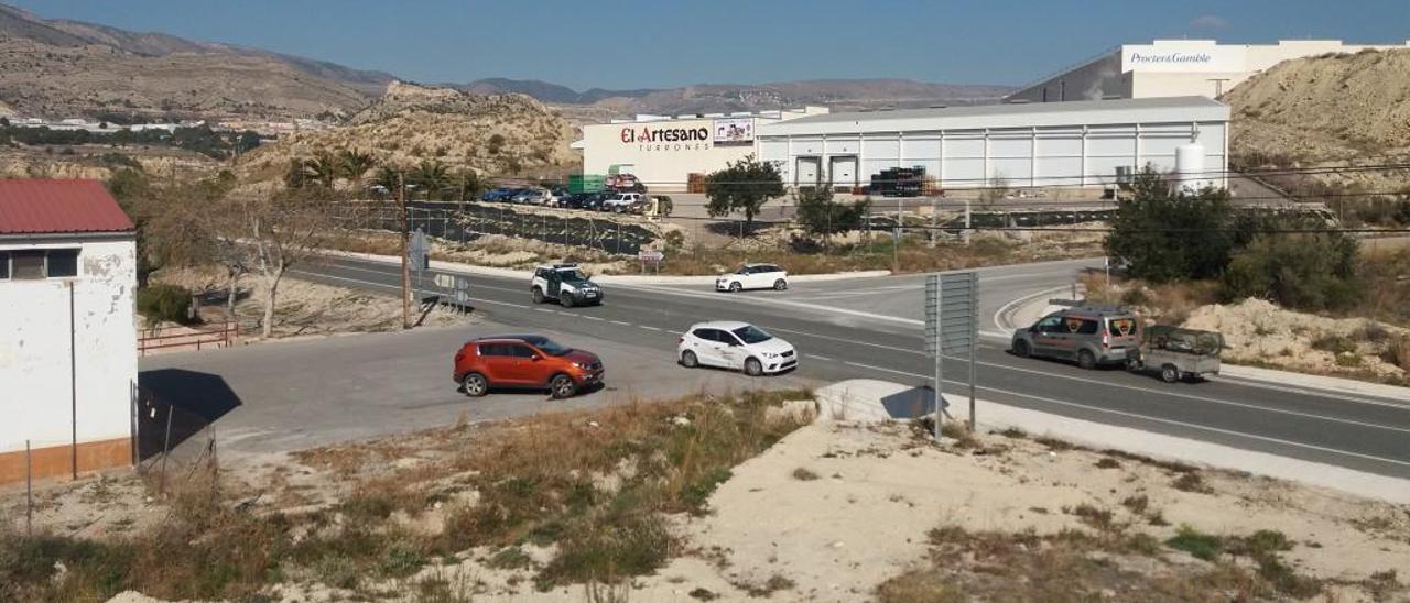 El cruce de la CV-800 con la carretera de Busot, que da acceso a varios polígonos industriales, va a sustituirse por una rotonda para mejorar la seguridad.