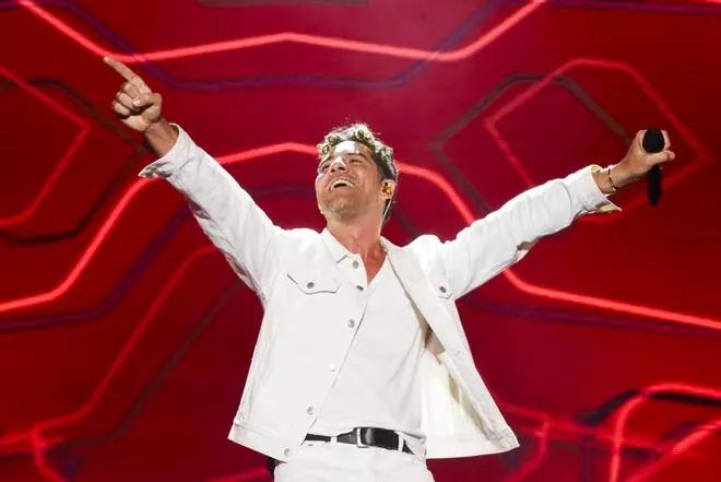 David Bisbal empieza el 2025 cantando sus famosos villancicos desde lo alto del Empire State