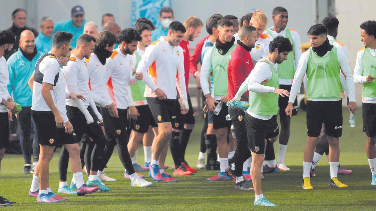 Los jugadores del Valencia, durante un entrenamiento