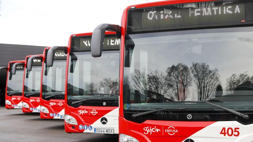 El autobús municipal en Gijón deja atrás su crisis de usuarios y se acerca ya a los niveles previos a la pandemia sanitaria
