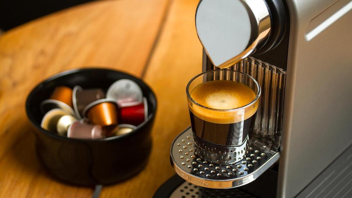 CAFETERA NESPRESSO BARATA  La cafetera Nespresso más vendida en  es  la preferida de TikTok (y está rebajada al 40%)