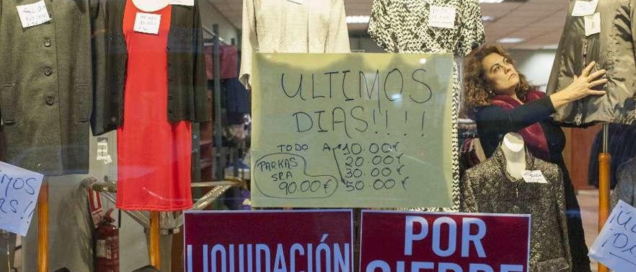 Un comercio de calle Vicente Risco en A Ponte, a punto de cerrar tras más de 50 años . // Brais Lorenzo