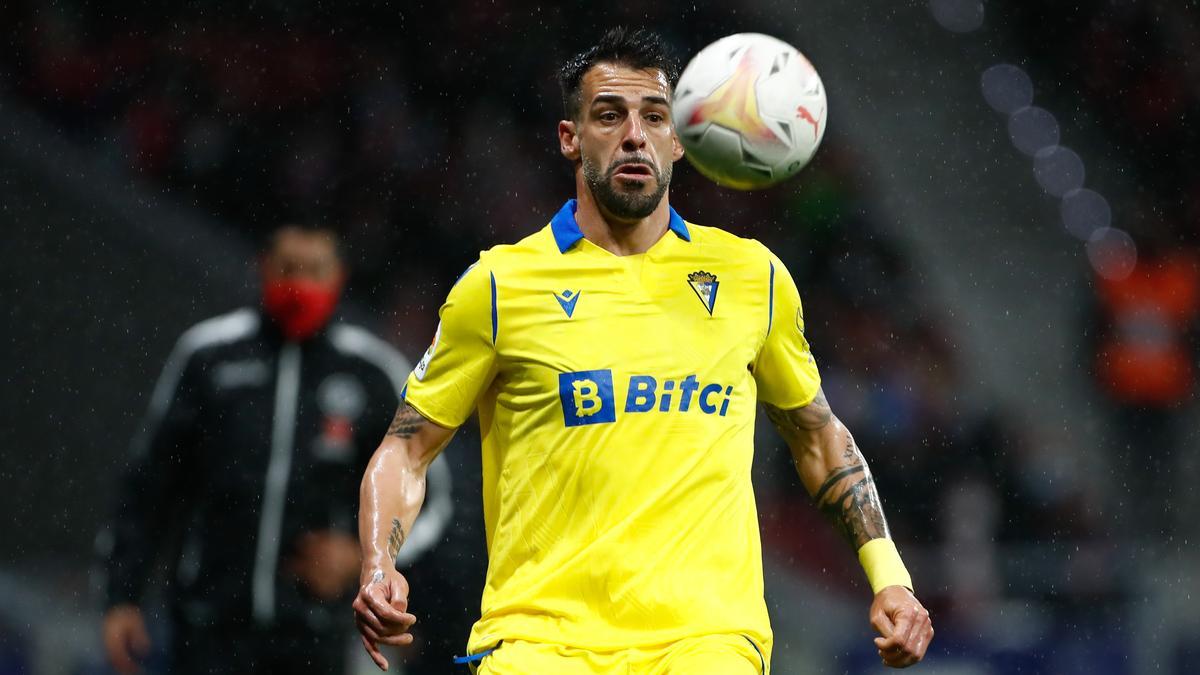 Álvaro Negredo disputa un balón con la camiseta del Cádiz