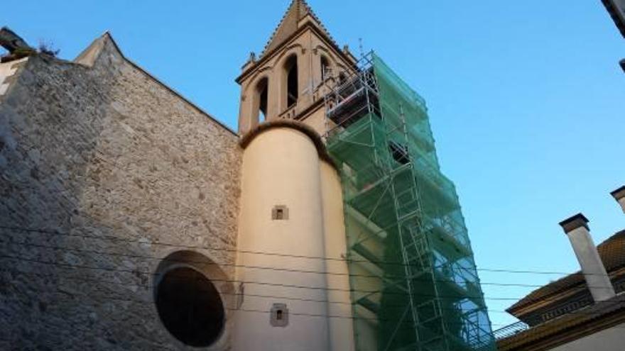 La bastida ubicada a la façana del campanar de l&#039;església.