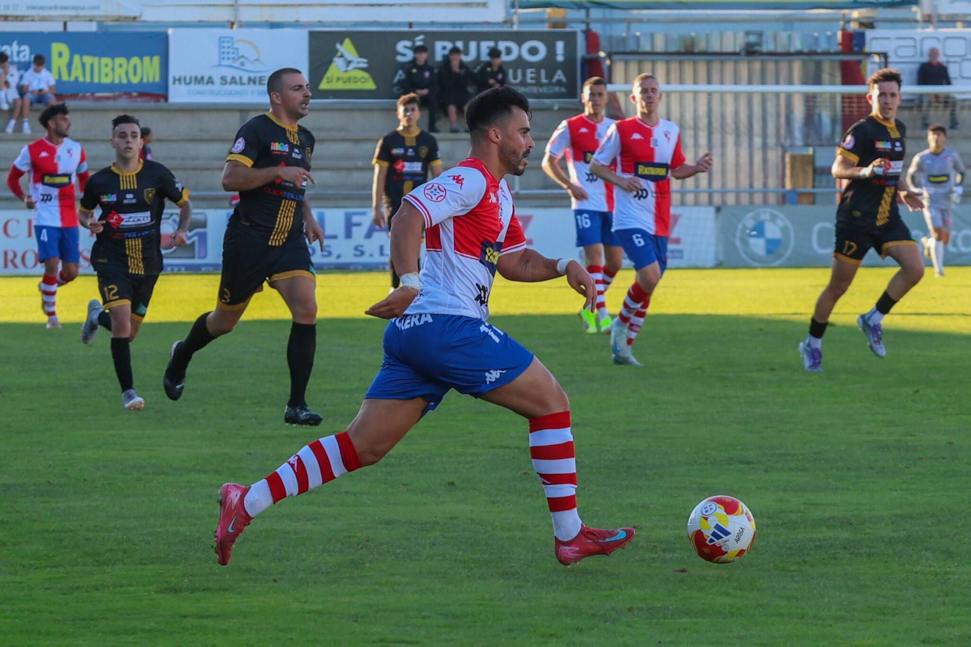 Las imágenes de la contundente victoria del Arosa al Barbadás (3-0)