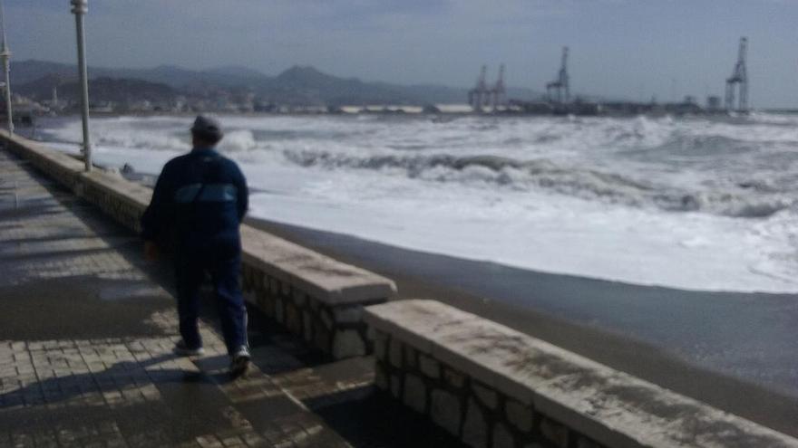 Un hombre pasea por el paseo marítimo de Huelin, este jueves.