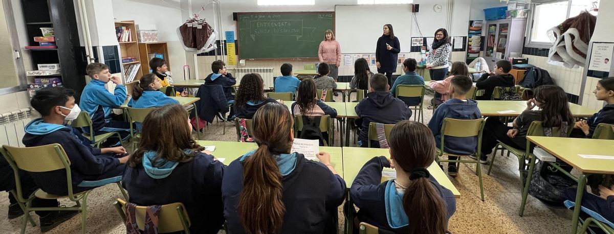 Imagen de la actividad en la que los alumnos de quinto y sexto del colegio Bisbe Pont preguntaron a Sonia Bespalova sobre sus vivencias.