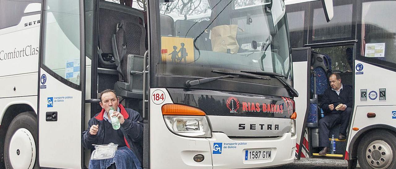 Conductores comiendo en el autobús, ayer, en A Estrada ante el cierre de la hostelería.  | // BERNABÉ/ANA AGRA