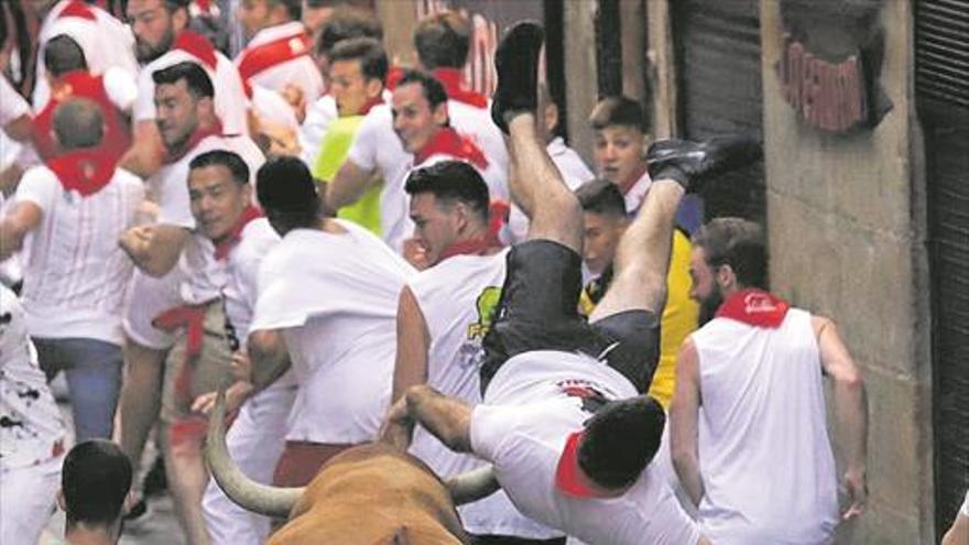 Un toro suelto de Miura provoca tres heridos por asta en el último encierro