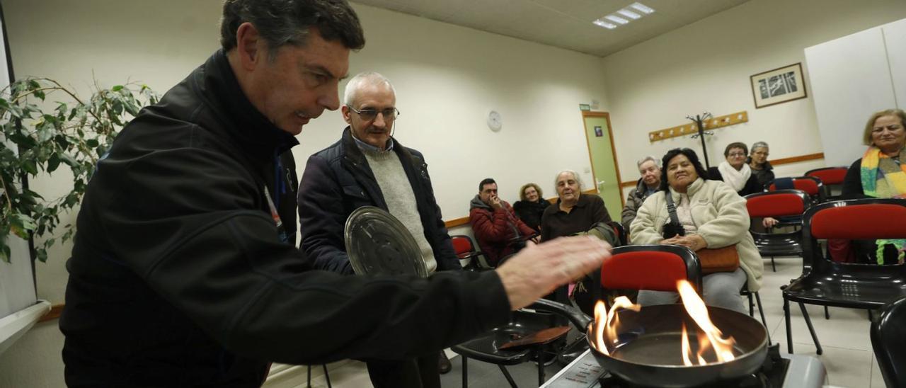 Por la izquierda, Mauricio Bogomak y José Luis Suárez sofocan el fuego de una sartén con una tapa. | Luisma Murias